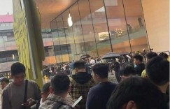 【沙巴娱乐】果粉信仰！北京上海暴雨落下，iPhone16线下开卖官方店仍大排长龙